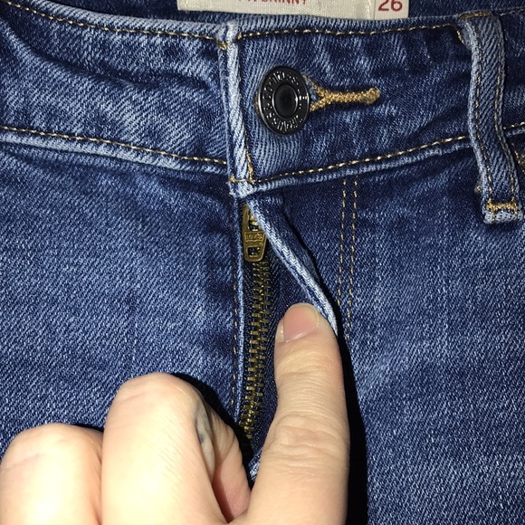 Levi’s Distressed 711 Skinny Jeans Mid-Rise Medium Blue Wash Denim - Picture 6 of 15